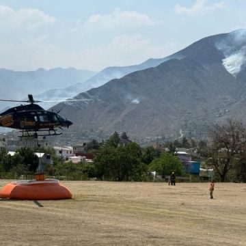 Por aire y por tierra órdenes de gobierno combaten incendio forestal en Zautla