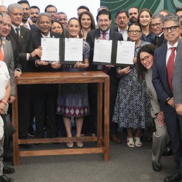 CLAUDIA CON PAPEL EN MANO Sheinbaum anuncia salario base ligado al IMSS y jornada laboral de 40 horas