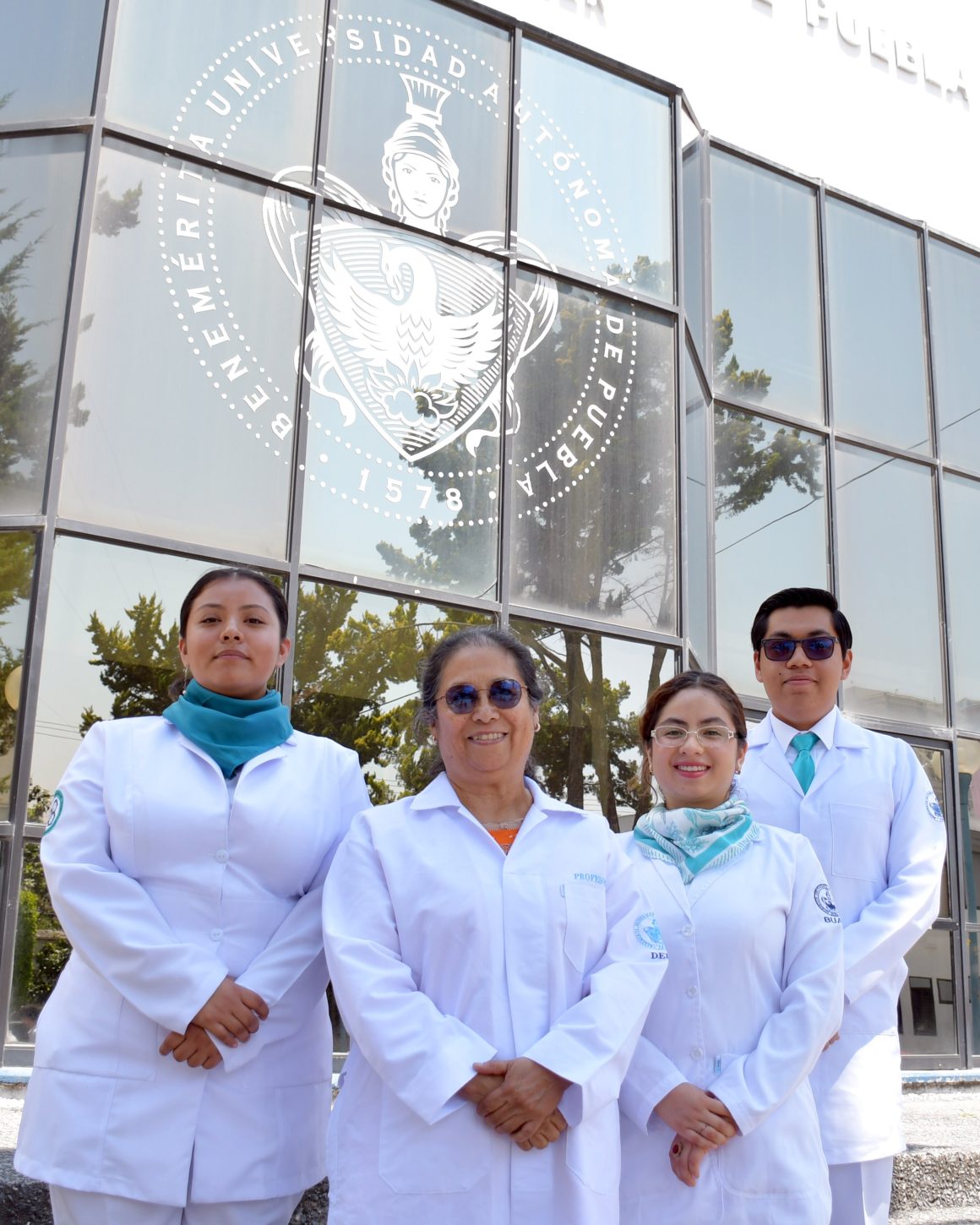 Estudiantes de Medicina obtienen bronce en Infomatrix Puebla 2026 con proyecto sobre microbiota intestinal