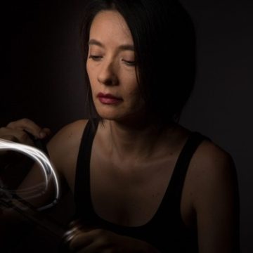 Alba Triana transforma sonido y luz en experiencias inmersivas con “Tramas resonantes”