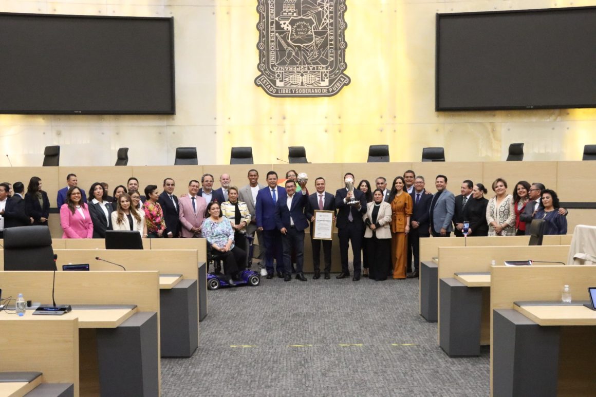 Reconocen en el Congreso del Estado al presidente del Club de Futbol Cruz Azul, Víctor Manuel Velázquez 
