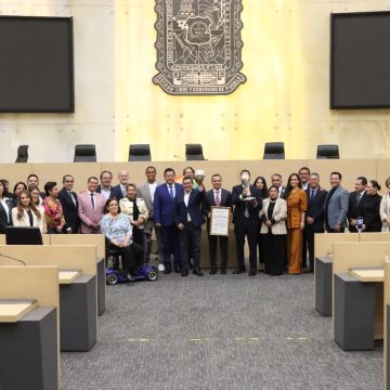 Reconocen en el Congreso del Estado al presidente del Club de Futbol Cruz Azul, Víctor Manuel Velázquez 