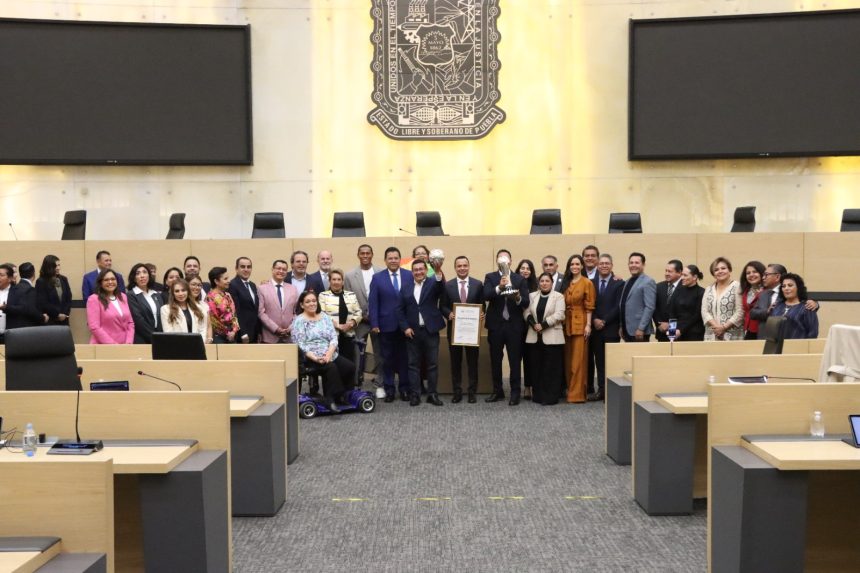 Reconocen en el Congreso del Estado al presidente del Club de Futbol Cruz Azul, Víctor Manuel Velázquez 